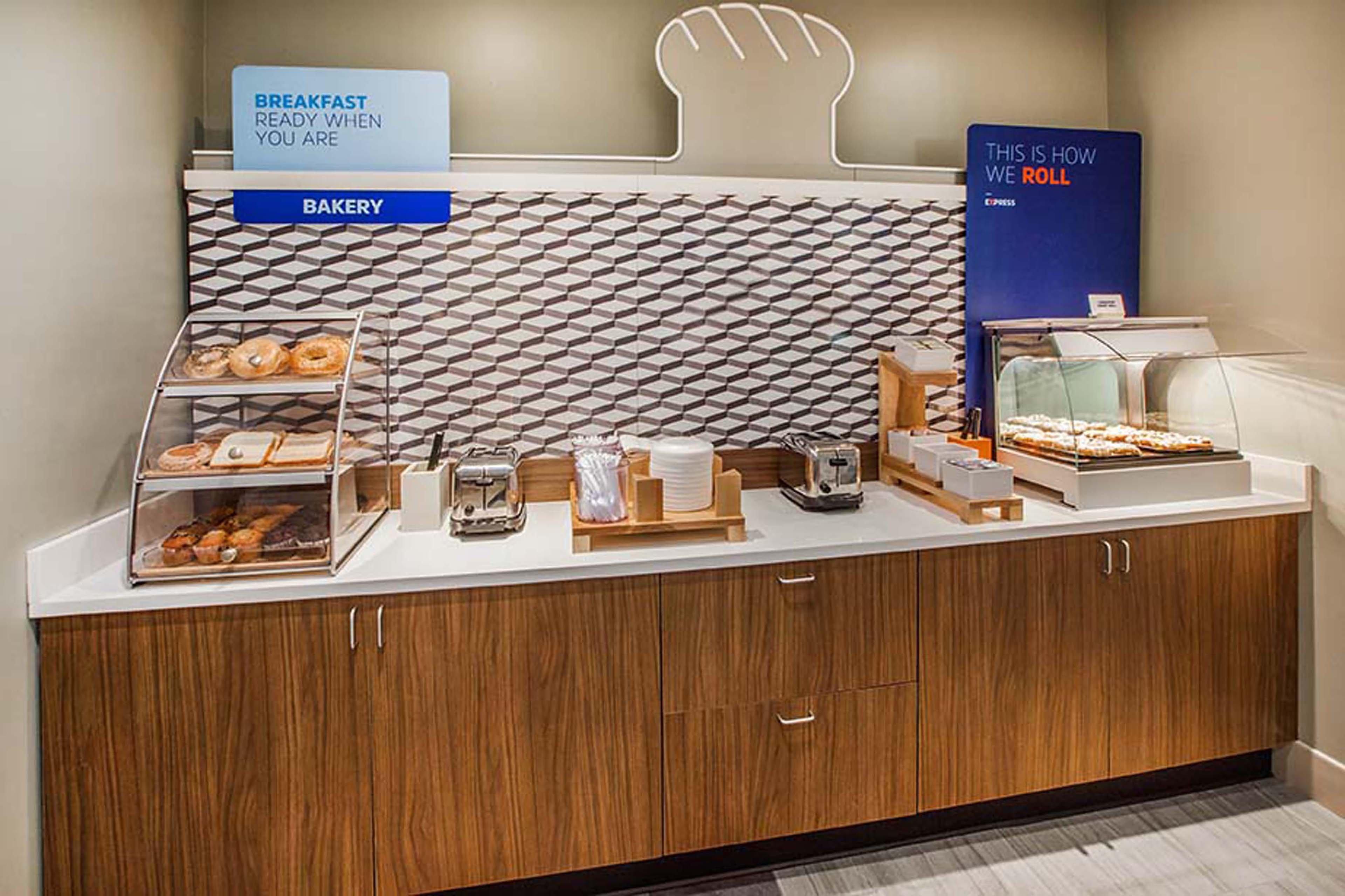 Holiday Express & By Ihg 3* Bonham